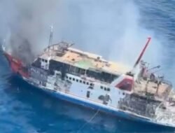 KMP Putri Yasmin Terbakar di Selat Lombok, 130 Penumpang Dievakuasi