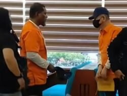 Bareskrim Gelar Rekonstruksi: Bos Planet Batam Yuwanky dan Basri Tampak Diborgol Kenakan Baju Tahanan